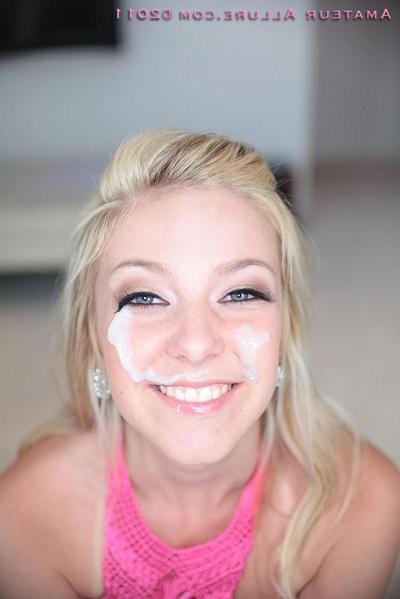16P Die atemberaubende blonde Teenagerin Hilary bläst einen Schwanz für eine Sperma-Gesichtsbehandlung