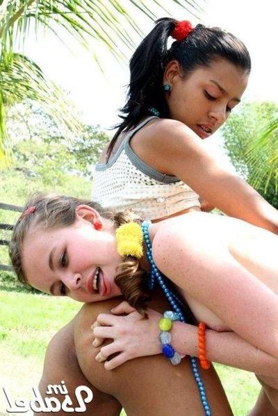 20P Pictures of teen chick Im Isabel enjoying pussy in the sun
