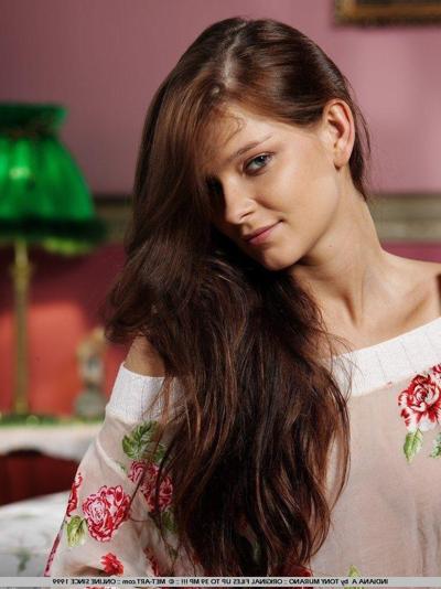 19P Pictures of teen babe Indiana A naked for you in bed