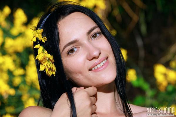 20P Beautiful girl Lika displays her beautiful nude body outside