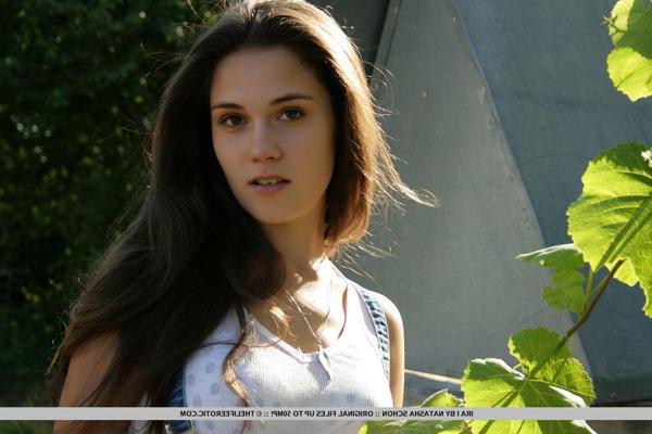 16P Brunette beauty Ira I takes a moment to flash outside