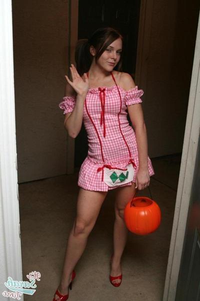 20P Pictures of It's Sarah Time demanding some candy