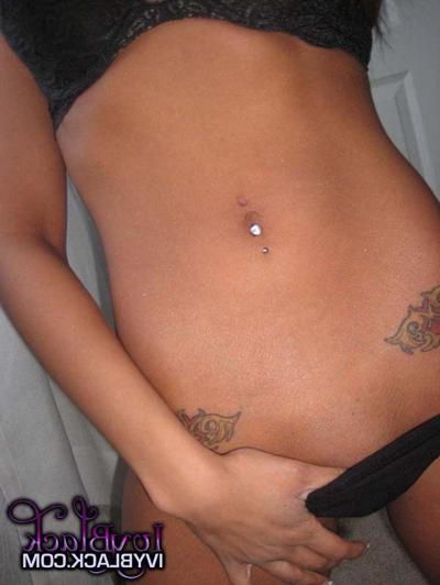 12P Pictures of Ivy Black showing off her tits