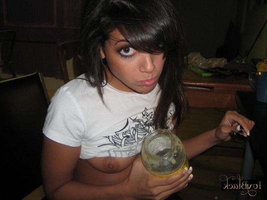 16P Bilder von der heißen Teenagerin Ivy Black, die Apfelmus isst