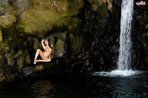 16P Mia Malkova shows her wet sexy body while spreading for the camera