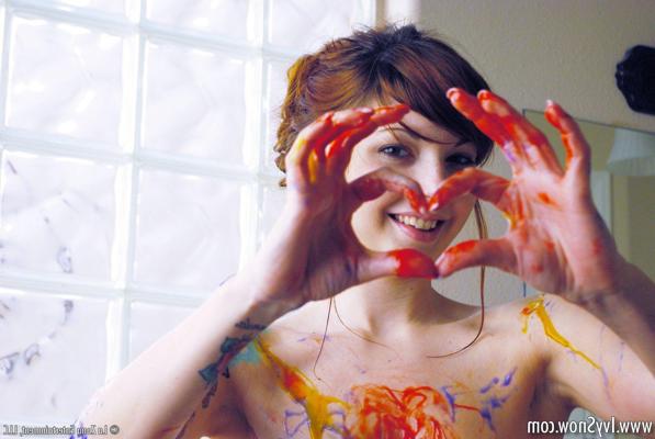 15P Pictures of Ivy Snow getting kinky in the bath