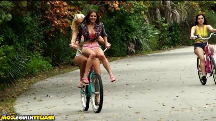 16P Gorgeous babes with curvy fuckable bodies having fun outdoor