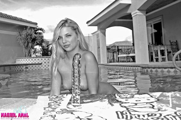 20P Fotos de la jovencita jana jordan masturbándose junto a la piscina