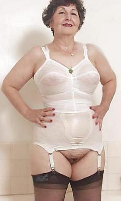 9P Mães sexy usando cinto