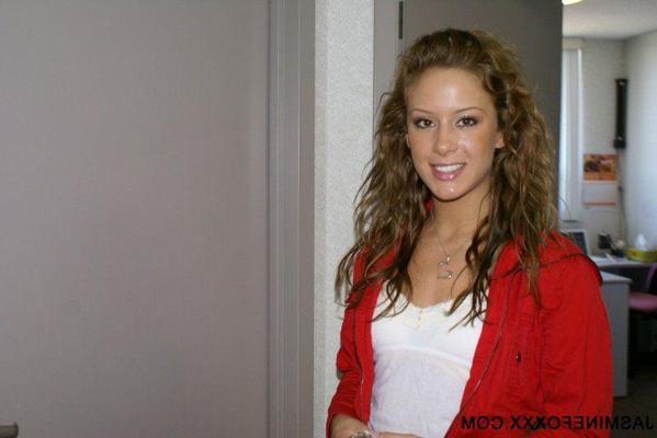15P Photos assorties de Jasmine Foxxx en train d'être coquine