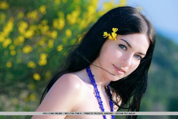 18P Die hübsche, geile Teenagerin Olivia F entblößt draußen ihre kleinen Titten und ihre kahle Muschi