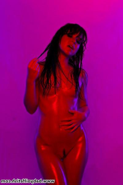 16P Brunette girl Jen covers herself in babyoil and poses in violet light