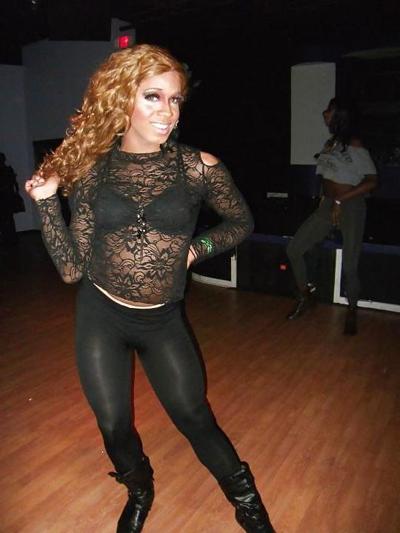 20P Shemale in leggings 2