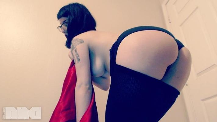 15P A garota pinup Jesse Caits oferece um strip-tease artístico