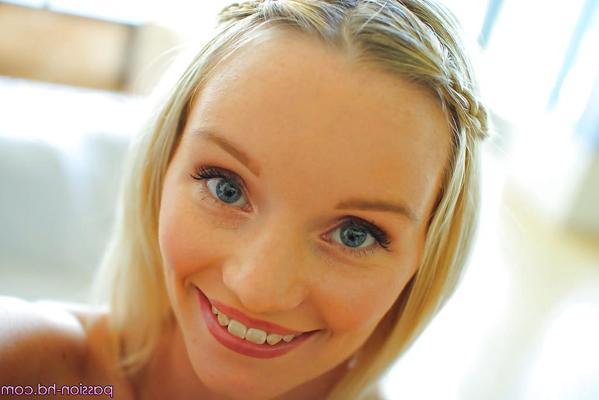 16P Teen babe Sammie Daniels stretches her vagina in close-up scene