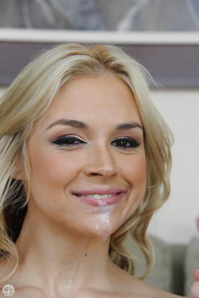 16P La MILF blonde Sarah Vandella fait une pipe et embrasse son petit ami.
