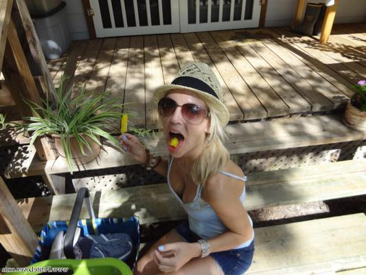 16P Blonde hottie Jolene shares some of her naughty candid photos