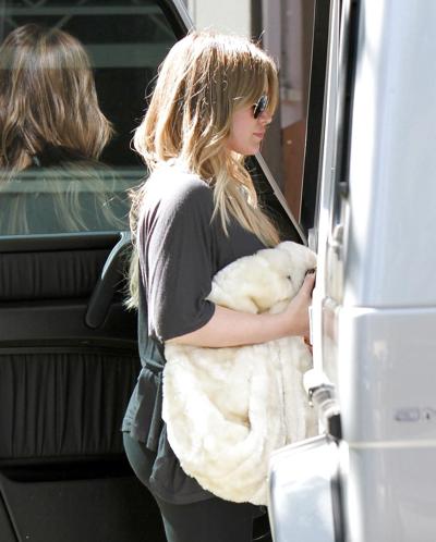 7P Hilary Duff – Hintern in Strumpfhosen verlässt Yoga in Hollywood