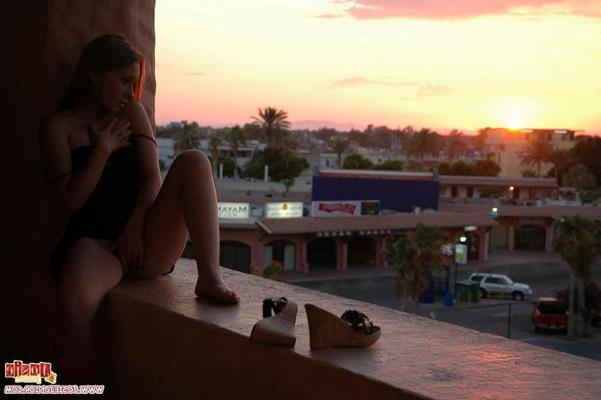 20P スカートを持ち上げてマンコを見せている十代の少女ジョシー・ジュニアの写真