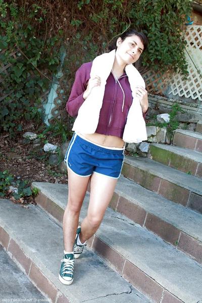 16P 小柄なおっぱいと熱いお尻を持つスポーティな美女モニカが屋外でストリップ