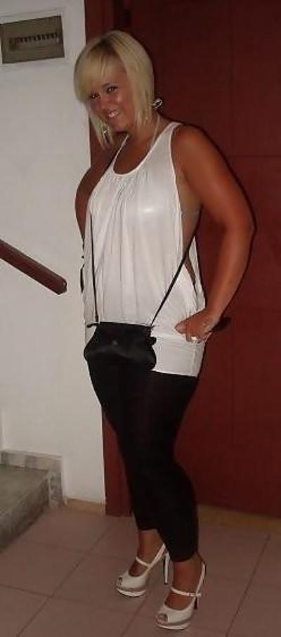 25P Nylon - upskirt - leg 2