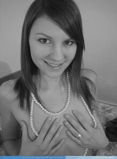 20P Fotos da adolescente Josie Model mostrando seus peitos pequenos