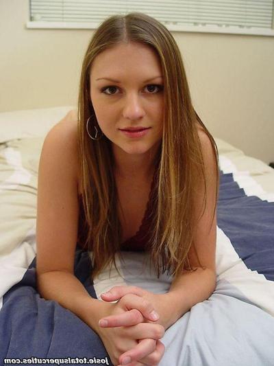 20P Fotos de la jovencita josie model esperándote en la cama