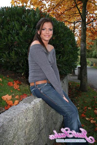 20P Pictures of Just Sasha teasing and flashing outside