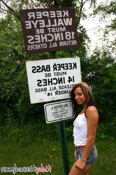 16P La jeune sexy Kaley Kennedy joue dans son short court et ses tongs.