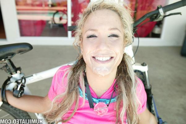 14P A linda adolescente loira Kara Novack é amarrada em sua mountain bike e fodida!