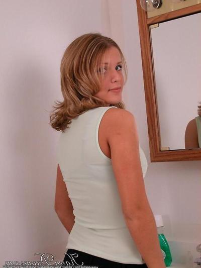 20P Pictures of Karen Dreams changing her clothes