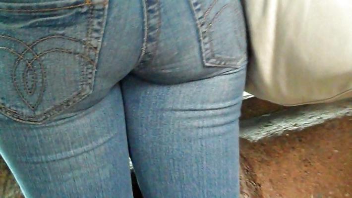 25P C'était agréable de voir ses fesses et ses fesses en jean bleu.