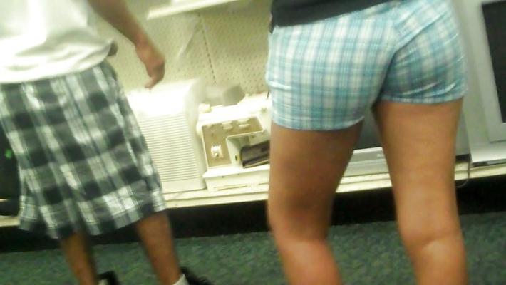 15P Cul et fesses dans un short bleu moulant