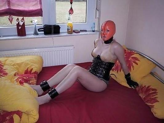 25P Women in Latex and some whit strap-on