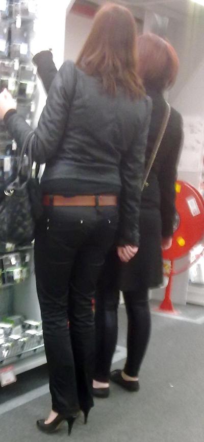 25P Candid girls in the street