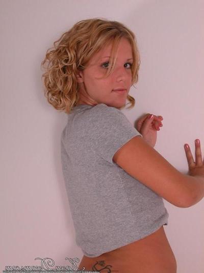 20P Fotos de Karen Dreams se tocando na cama