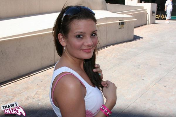 12P Candid pictures of Katie on her trip to Las Vegas