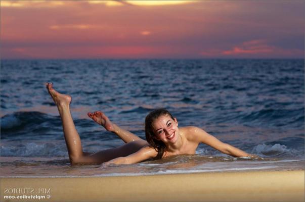 12P MPL Studios apresenta Sasha em “Sunset Paradise”