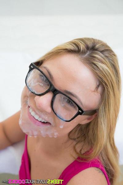20P Katerina Kay, une adolescente, essaie de mettre une énorme bite dans sa chatte d'adolescente super serrée.