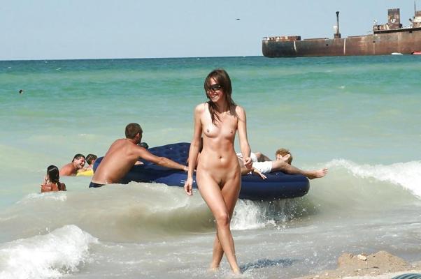 20P Two babes at the beach