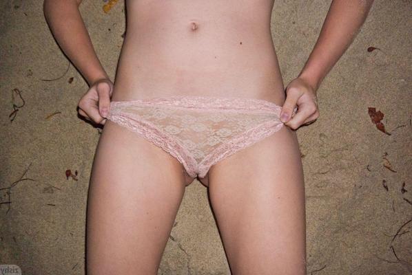 12P Blonde teen Kenze Thomas wants to have some fun at a beach after hours