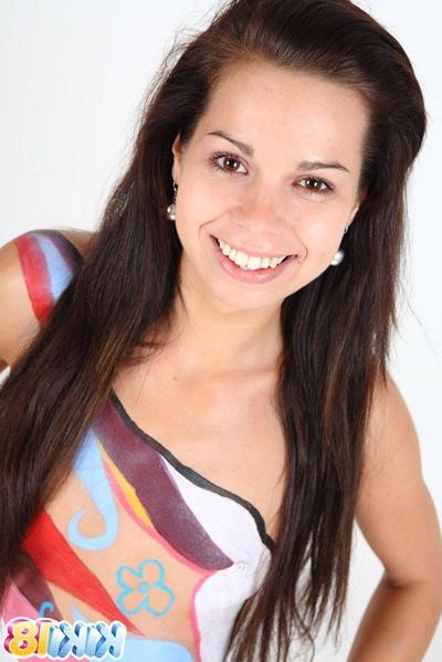 15P Fotos da modelo adolescente Kiki 18 ficando excêntrica com pintura corporal