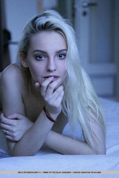 16P La impresionante rubia Kira W te muestra su precioso cuerpo desnudo en lencería negra
