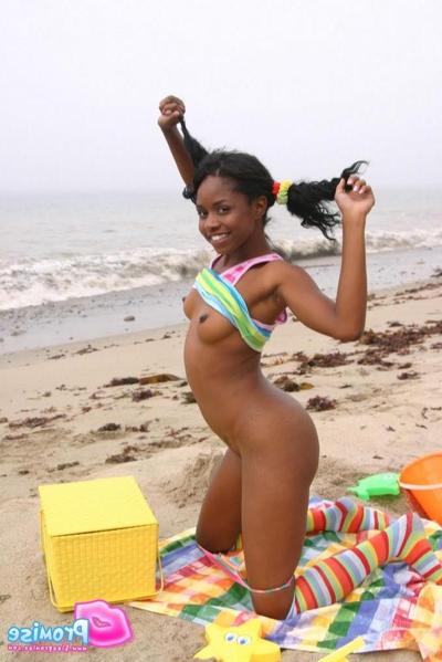 19P Photos de la jeune ébène Kiss Promise s'exhibant sur une plage