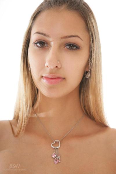 16P Das schöne Teenager-Mädchen Kitty Jane zieht sich nur für dich aus und spreizt ihre Beine