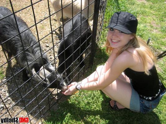 12P A linda adolescente Shelby visita o zoológico para tirar algumas fotos espontâneas