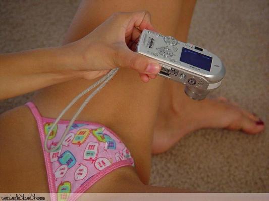 16P Photos de la jeune Kona Kalani prenant des photos de son cul sexy et chaud