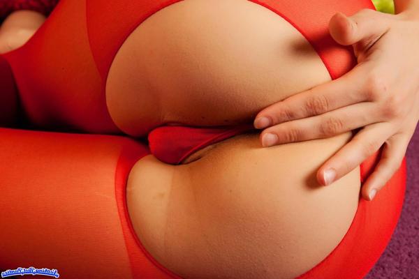 18P Bilder der blonden Teenagerin Lacey, die Ihnen Nahaufnahmen ihres roten Höschens und ihrer Strumpfhosen zeigt