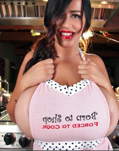 15P 巨乳のピンナップ湯たんぽリアン・クロウがキッチンでおいしいものを提供します