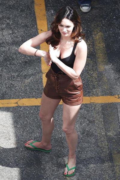 19P Megan Fox - décolleté sur le tournage de This is Forty in LA